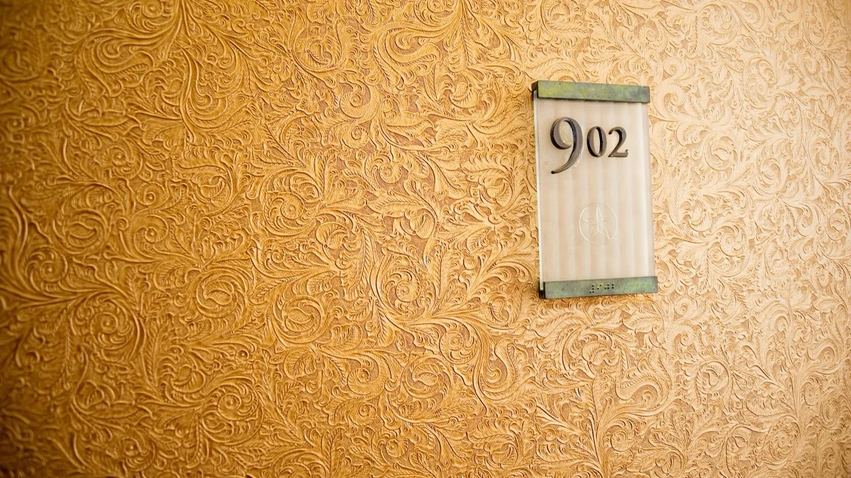 Numer pokoju 902 na ozdobnej ścianie hotelowego korytarza
